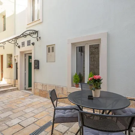 דירה 2 - Luxury With Terrace In Heart Of