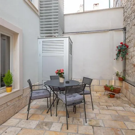 2 - Luxury With Terrace In Heart Of דירה